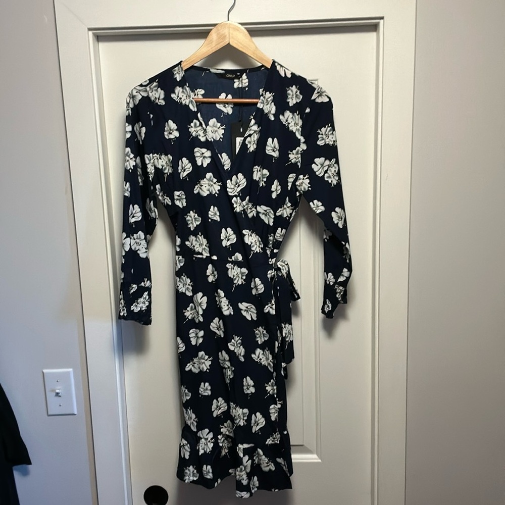 NWT Dark navy and floral print wrap dress in Medium